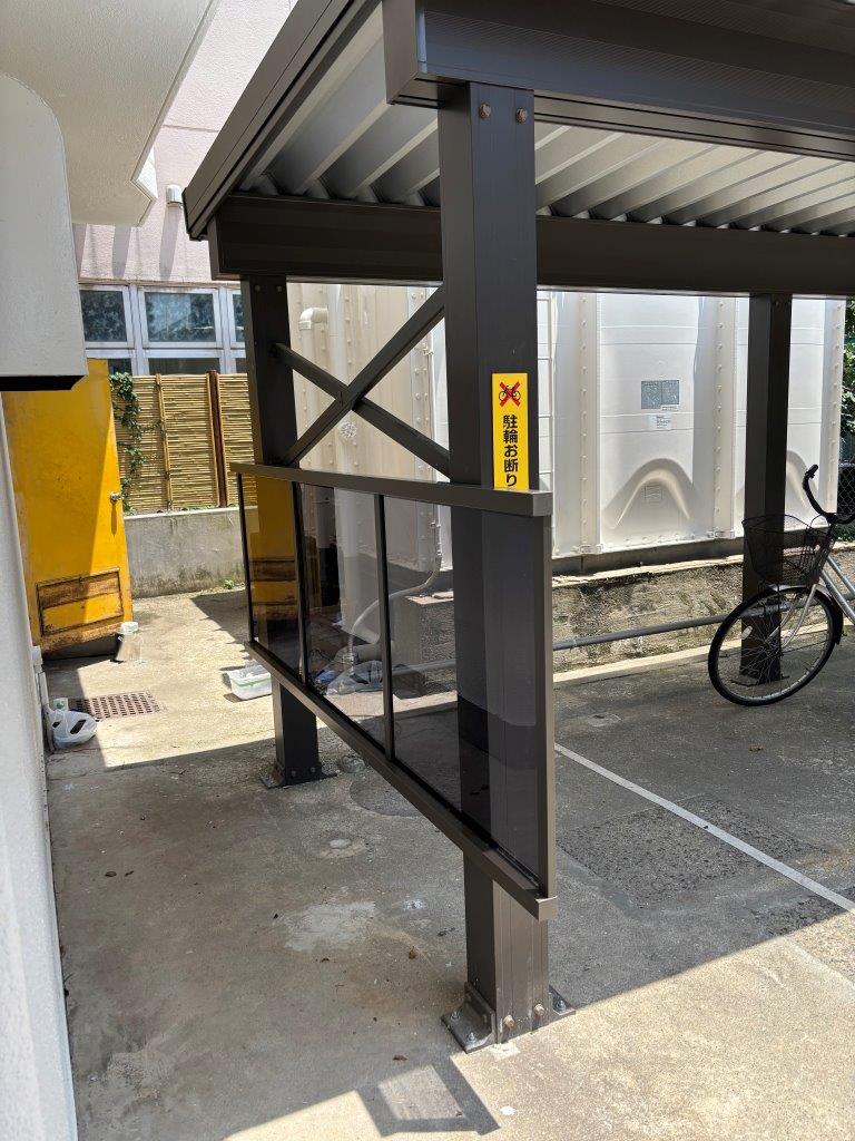 駐輪場の側板パネル取付