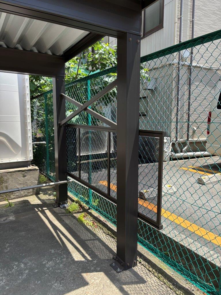 駐輪場の側板パネル取付