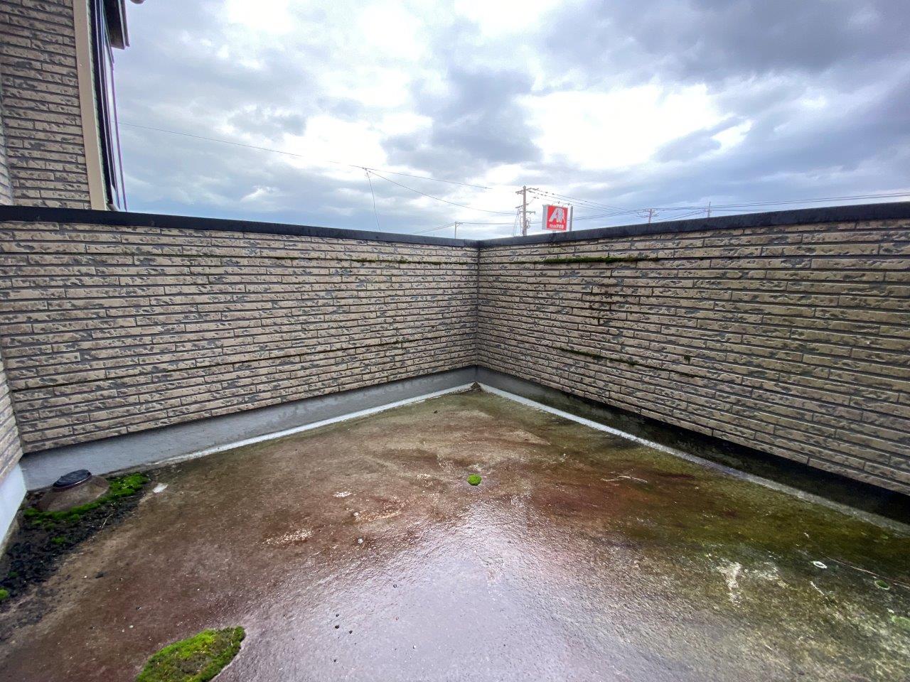 ベランダ外壁材の傷みを現地調査