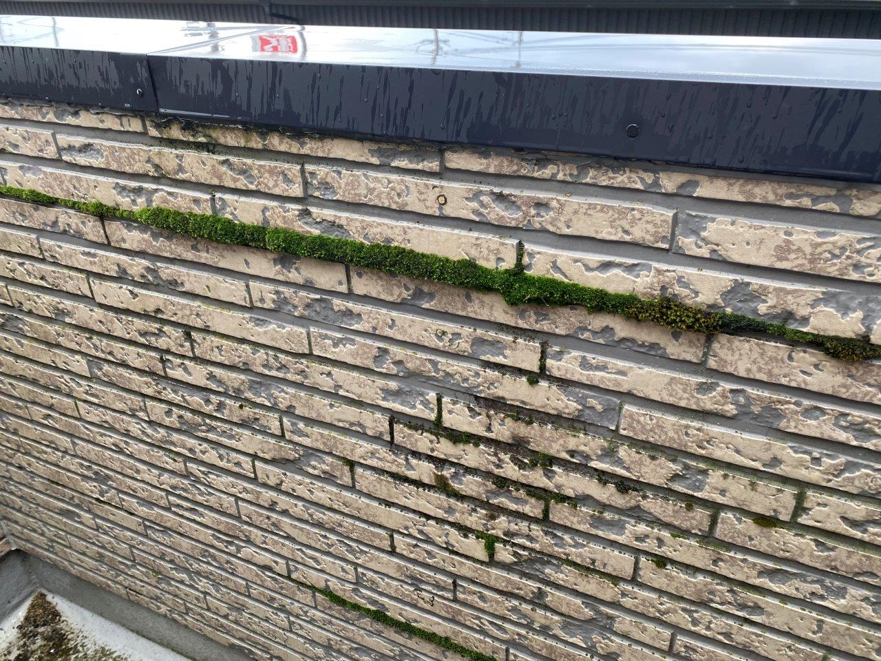 ベランダ外壁材の傷みを現地調査