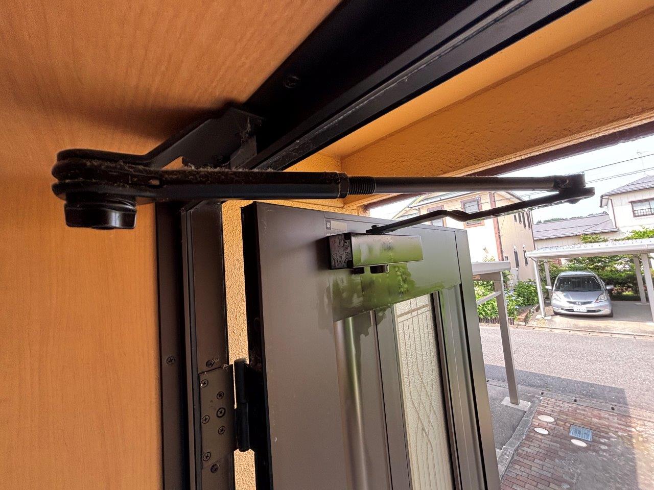 玄関ドアのソフトクローザー交換