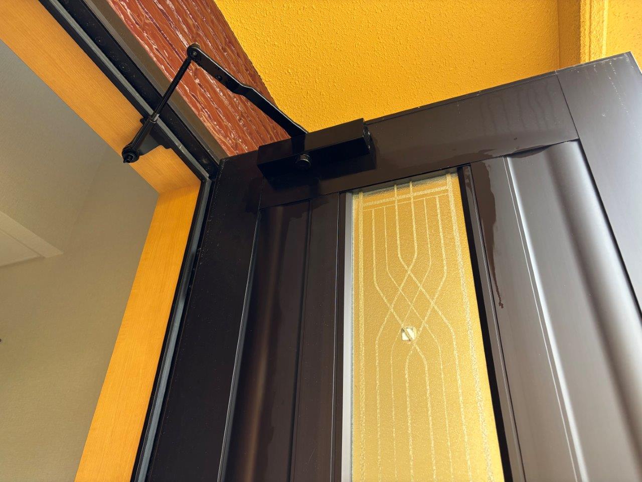 玄関ドアのソフトクローザー交換