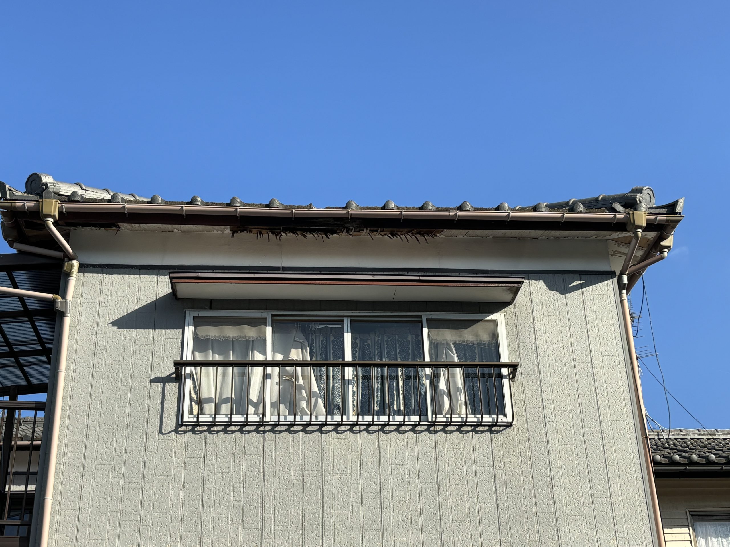 2階軒天の剥がれと欠損状況を確認