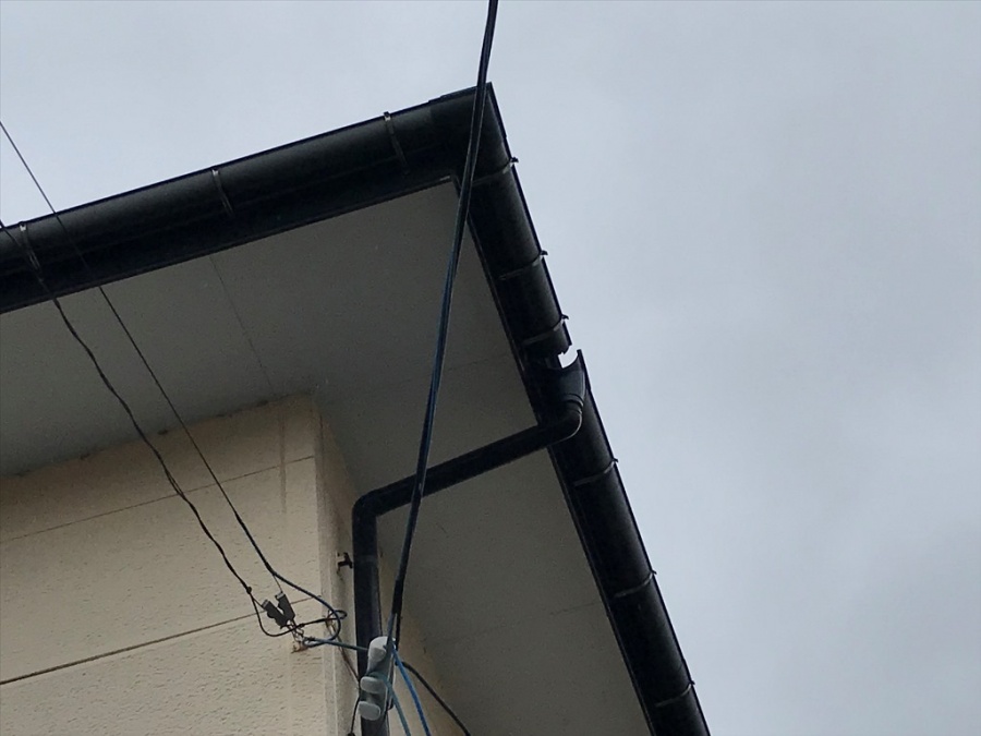 強風によって集水器が外れ軒樋破損