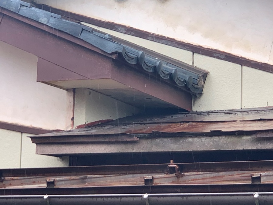 玄関ポーチ上から雨漏れ