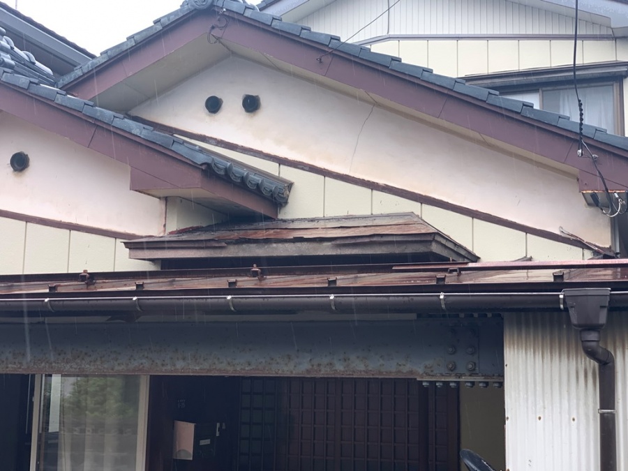 玄関ポーチ上から雨漏れ