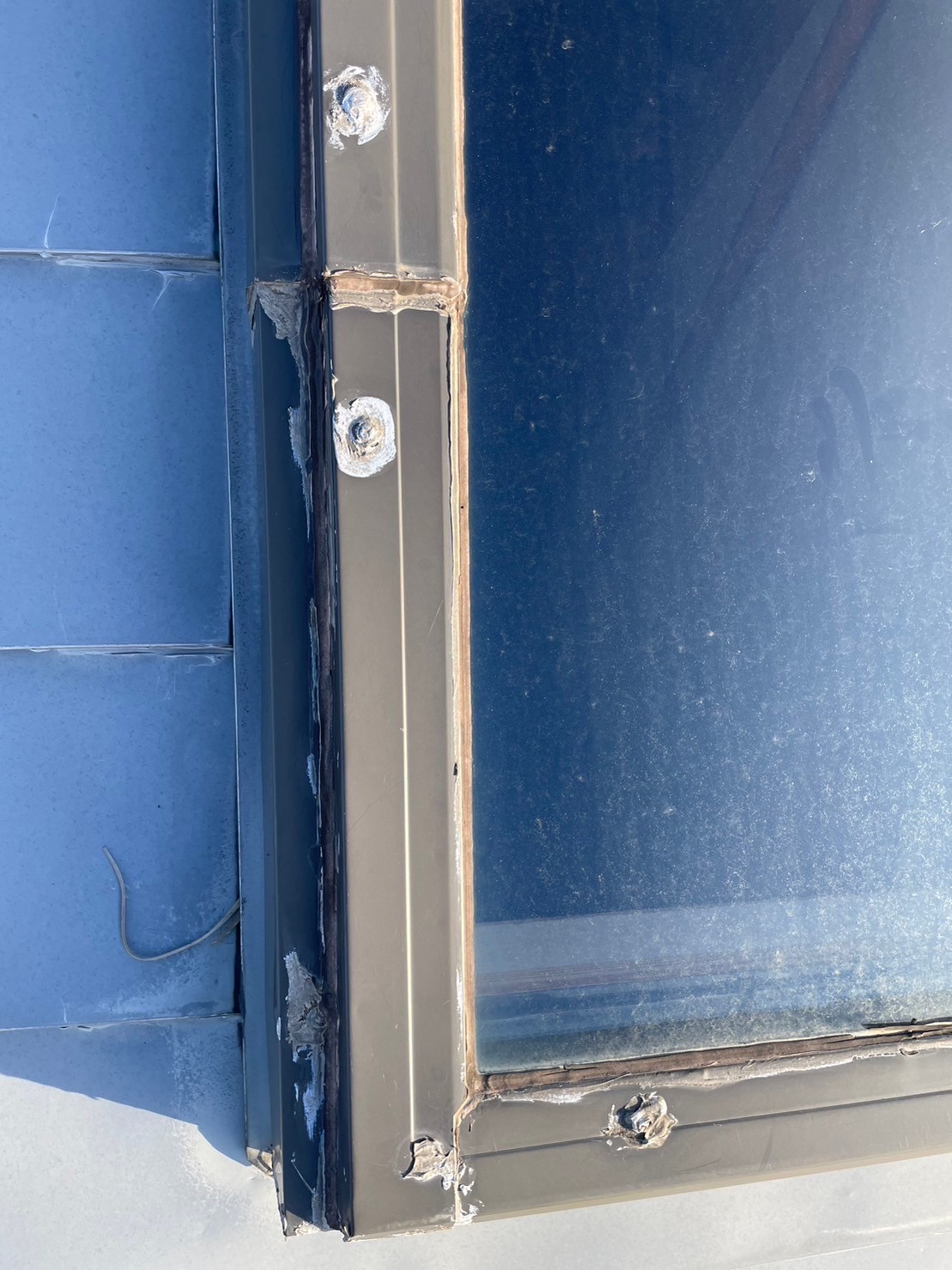 天窓コーキング補修工事