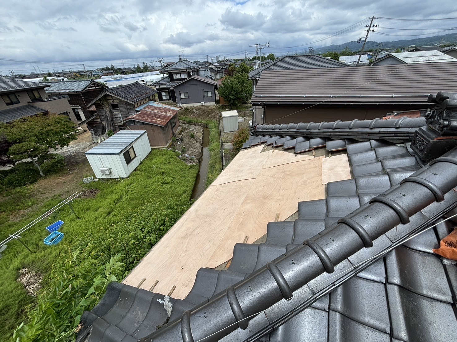 瓦屋根の葺き直し工事