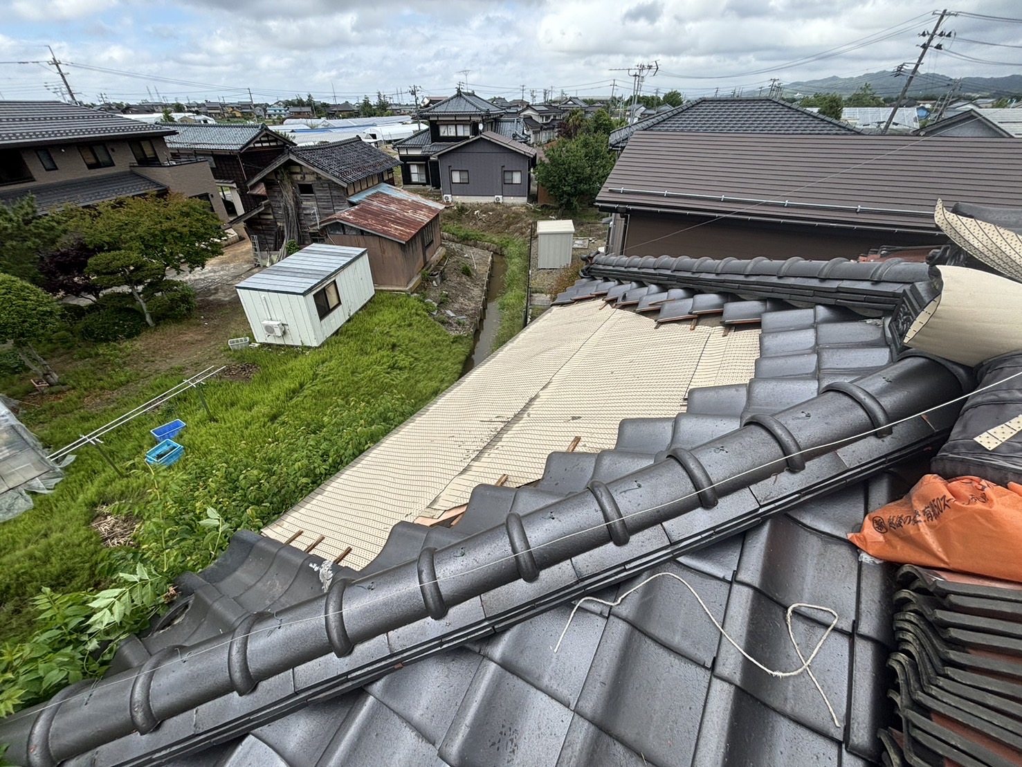 瓦屋根の葺き直し工事