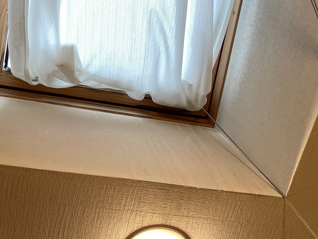 天窓より雨漏れ発生