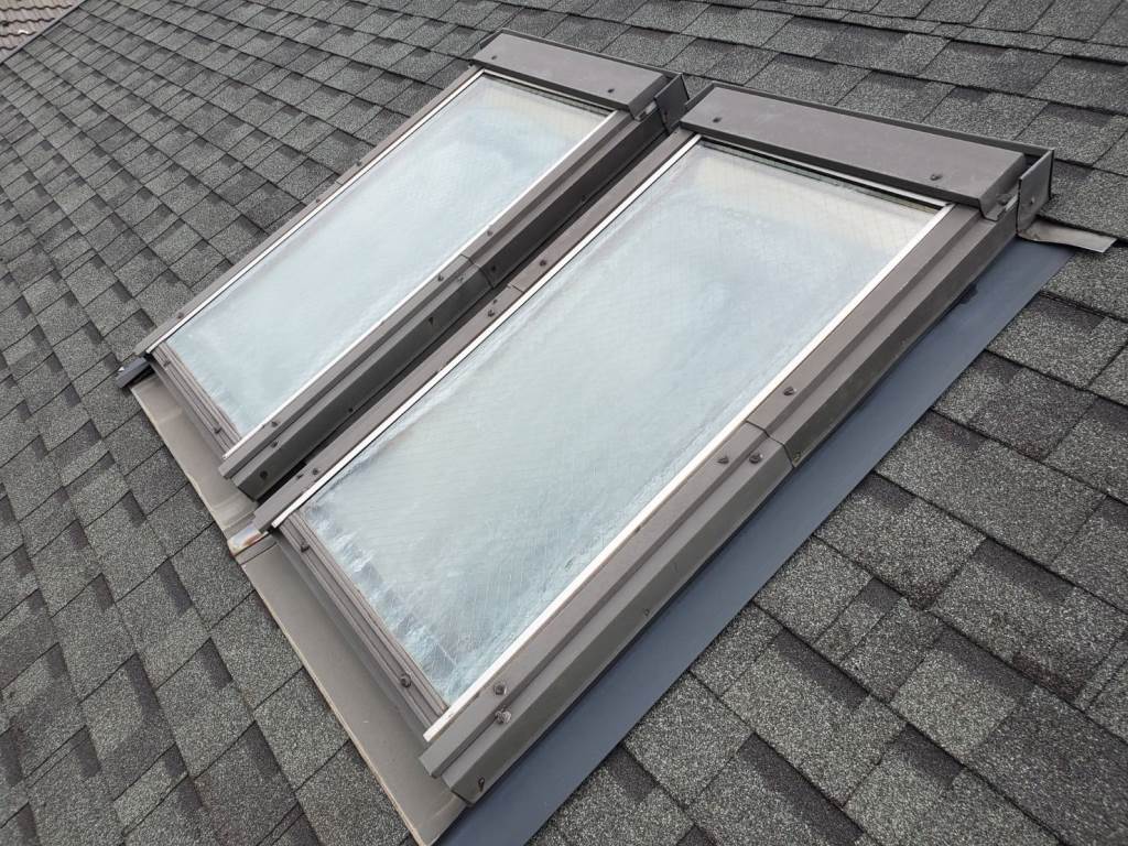 天窓より雨漏れ発生