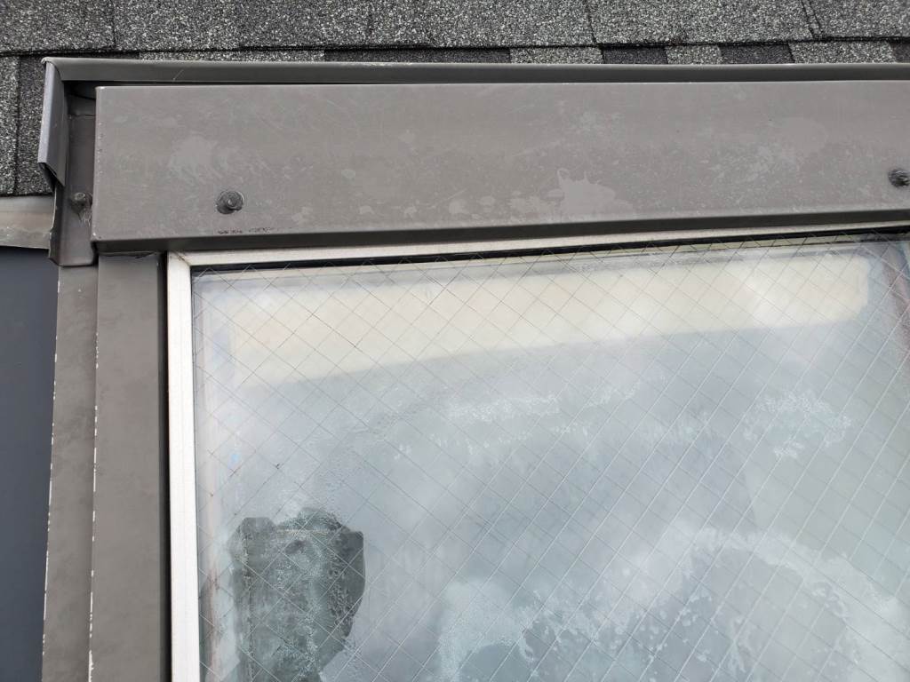 天窓より雨漏れ発生