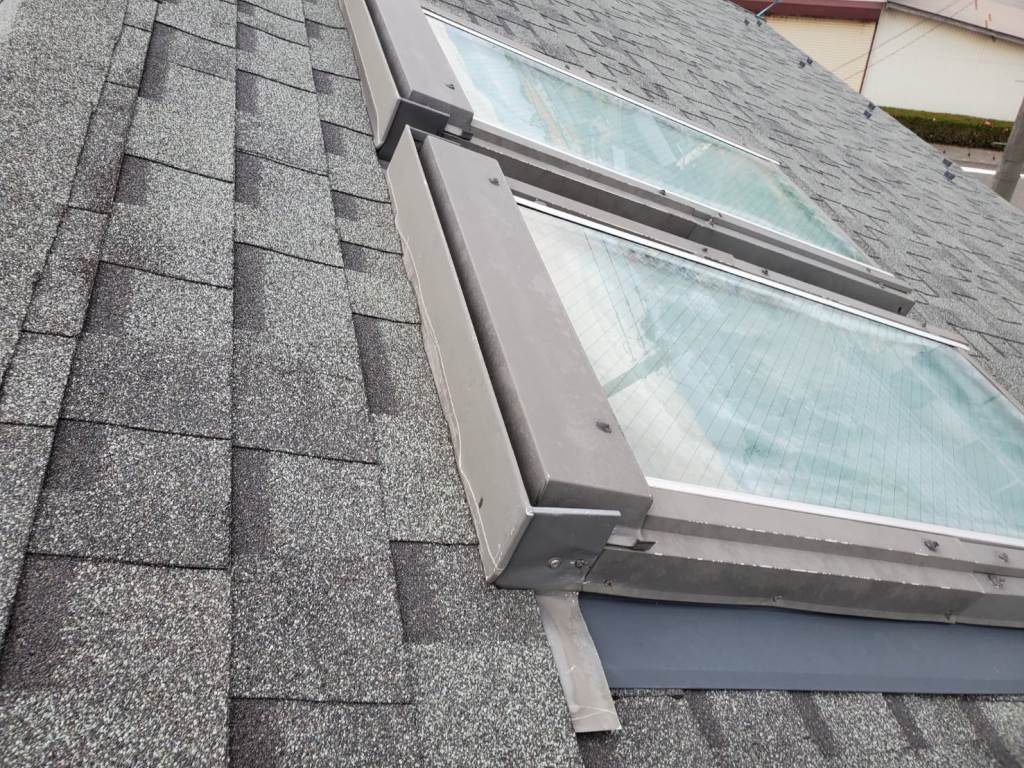 天窓より雨漏れ発生