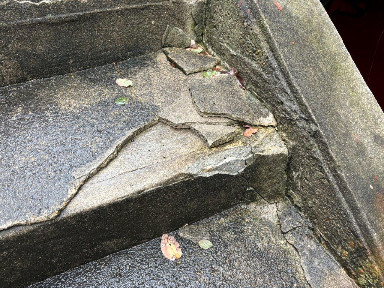 玄関ポーチのクラック　現地調査