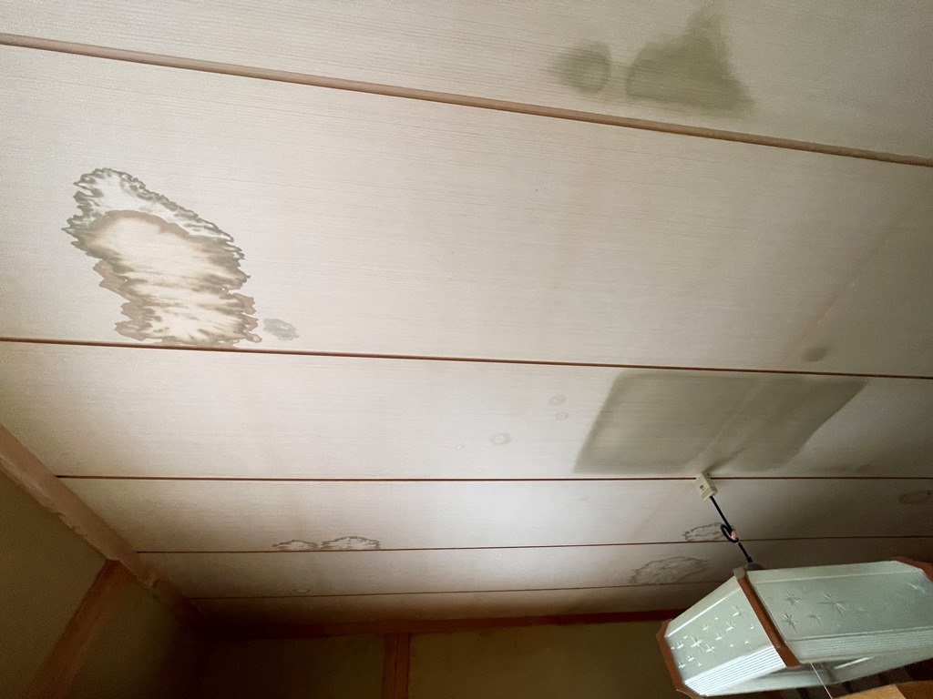 築36年の瓦屋根より雨漏れ発生