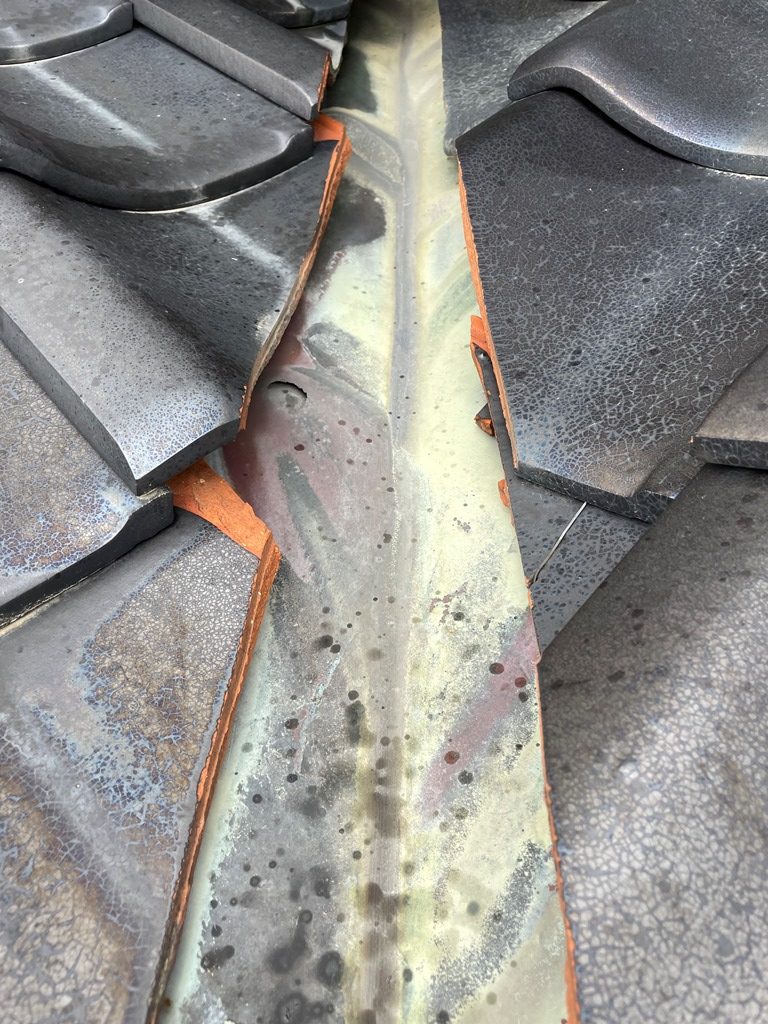 築36年の瓦屋根より雨漏れ発生