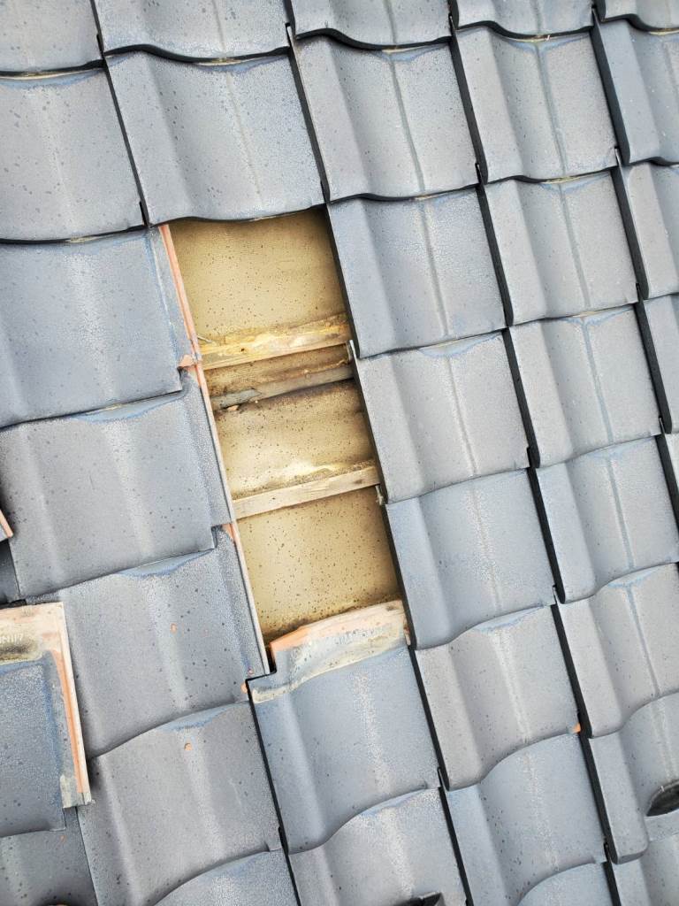 築36年の瓦屋根より雨漏れ発生