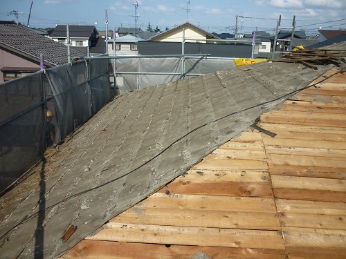 瓦屋根解体工事　２階瓦桟解体　ルーフィング剥ぎ