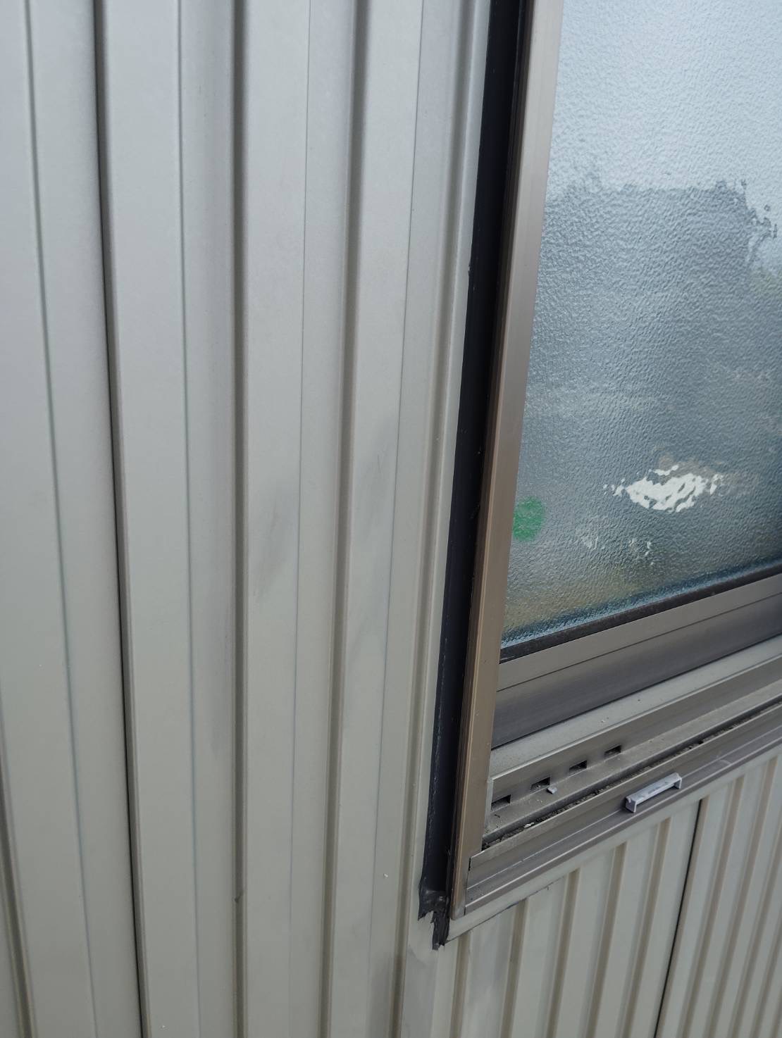 窓周りのコーキング打ち替え工事