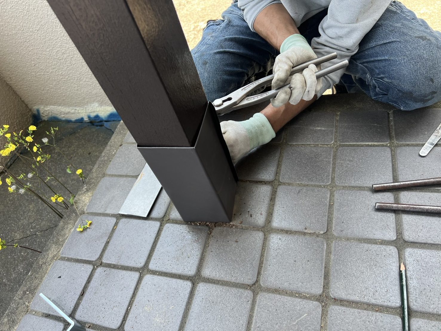 玄関ポーチ柱の固定工事