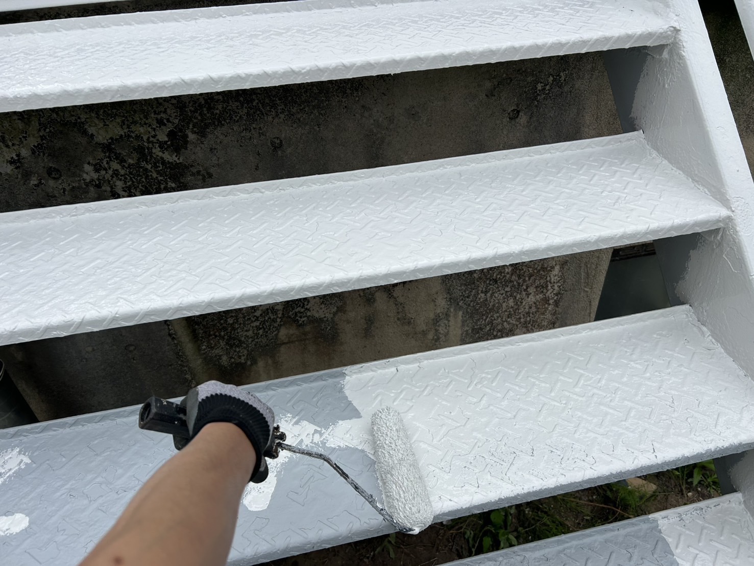 階段の上塗り作業