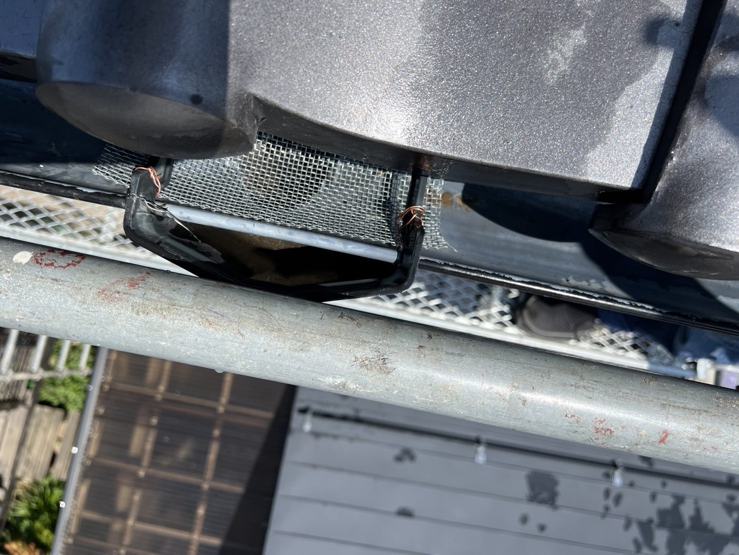 集水器内の清掃、落葉ネット設置工事