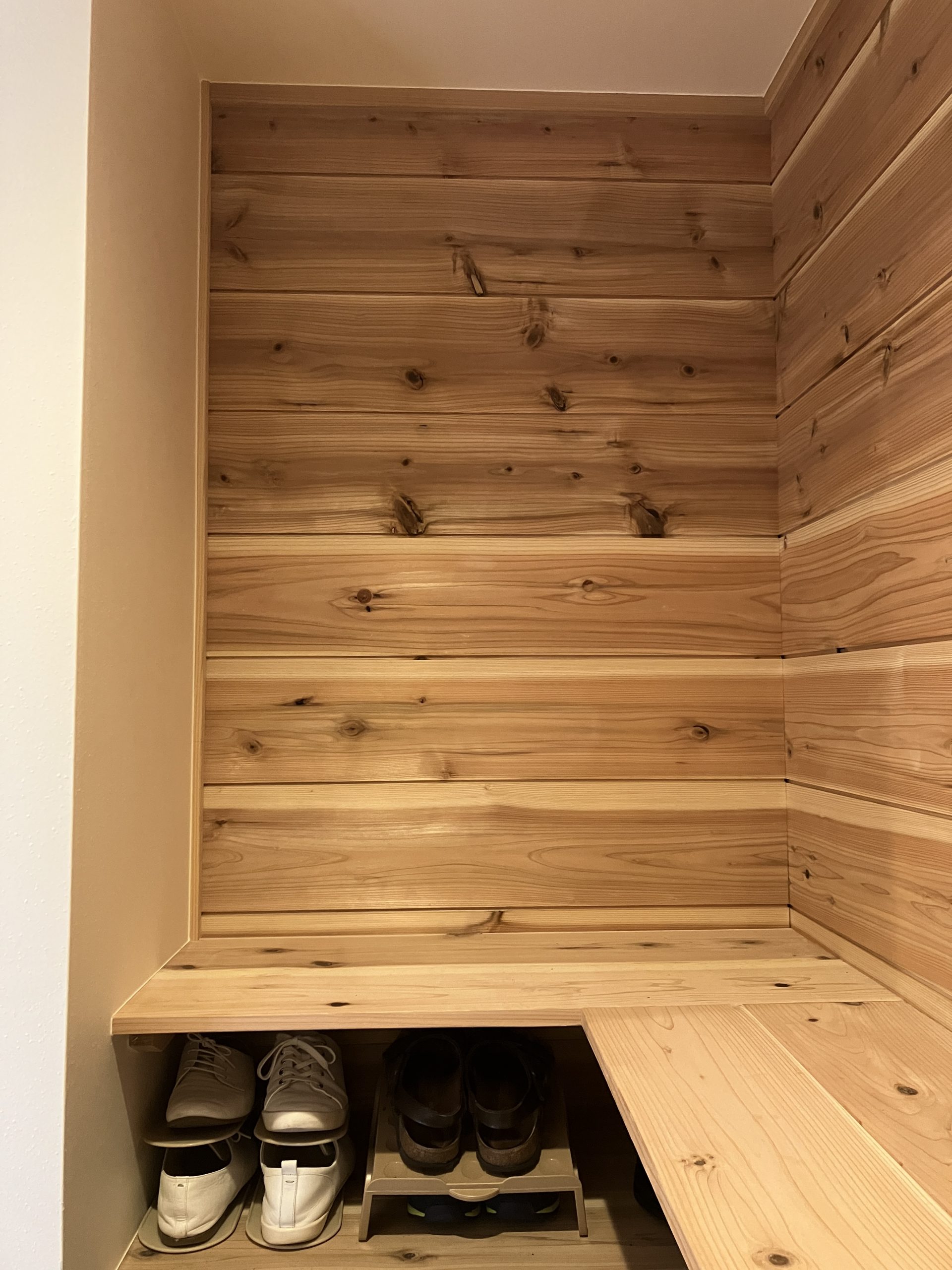 玄関のシューズクロークに追加棚