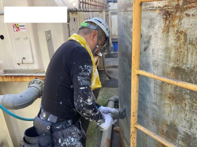 橿原市工場ケレンで浮いたサビや古い塗膜を除去