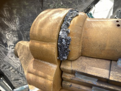 大和高田市瓦屋根の漆喰が劣化し雨水が染みこんでいる