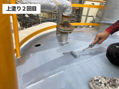 橿原市工場タンク上部2回目で美観と防護性を仕上げる。
