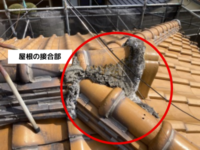大和高田市屋根の接合部が漆喰が崩れて瓦が浮いている