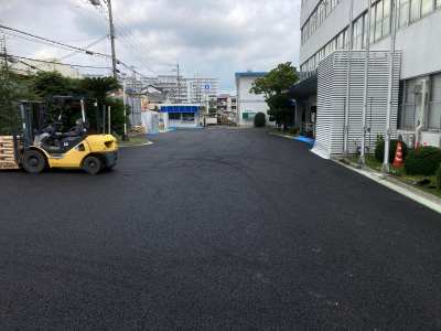 工場舗装工事後　下地から改修し安全性が向上した通路