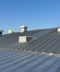 奈良市工場瓦棒屋根を新しい瓦棒屋根でカバー工法