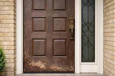 紫外線の影響で色あせが進んだ玄関扉の劣化状況が分かる写真