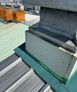 奈良市工場屋根ルーファン周りをルーフィングを施工