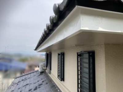 生駒市鼻隠しをローラーでシリコン塗料で塗装