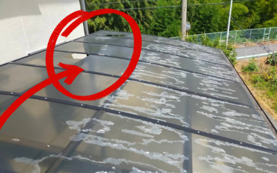 生駒市波板が変色し割れている