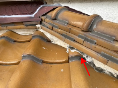 大和高田市瓦屋根漆喰が黒ずんでおり、コケ・汚れが付着