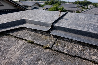 橿原市住宅の棟板金の釘が浮き板金が浮いている屋根