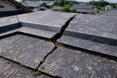 橿原市住宅の屋根材が割れているスレート屋根