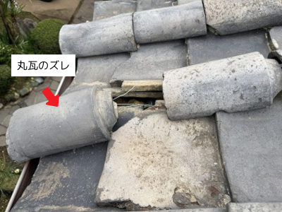 生駒市納屋の丸瓦がずれて外れかけている