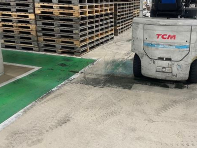 大和郡山市工場の床塗装が大きく剥がれている