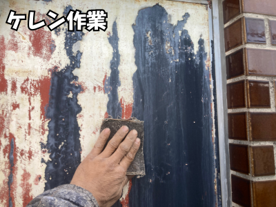 橿原市の鉄扉でサビを落とすためケレン作業を行っている様子