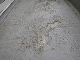 防水層まで傷んだベランダの状態