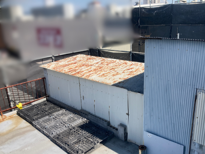 香芝市工場の鉄板波板部分塗膜が剥がれている