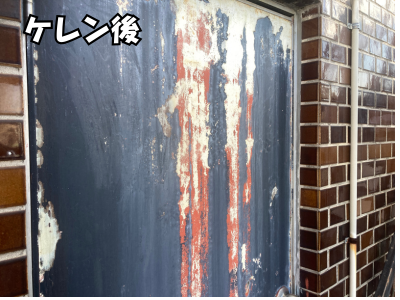 橿原市にて鉄扉の浮いたサビと旧塗膜を丁寧に除去している作業中