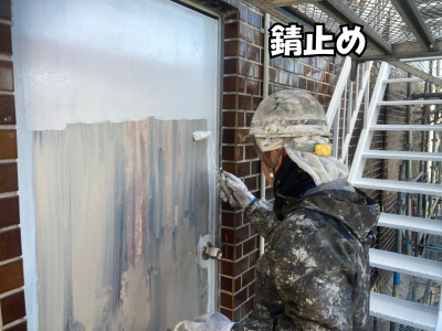橿原市の鉄扉にサビ再発防止のため錆止め塗料を塗布している工程