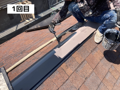 田原本町棟板金をシリコン塗料で上塗り1回目施工