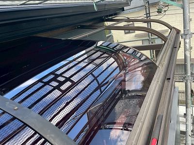 橿原市ポリカ波板を張っている最中