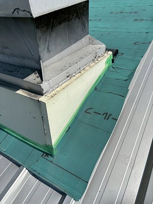 工場屋根ルーファンの回りに防水紙施工